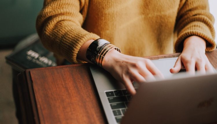 hands-laptop-1200628.jpg